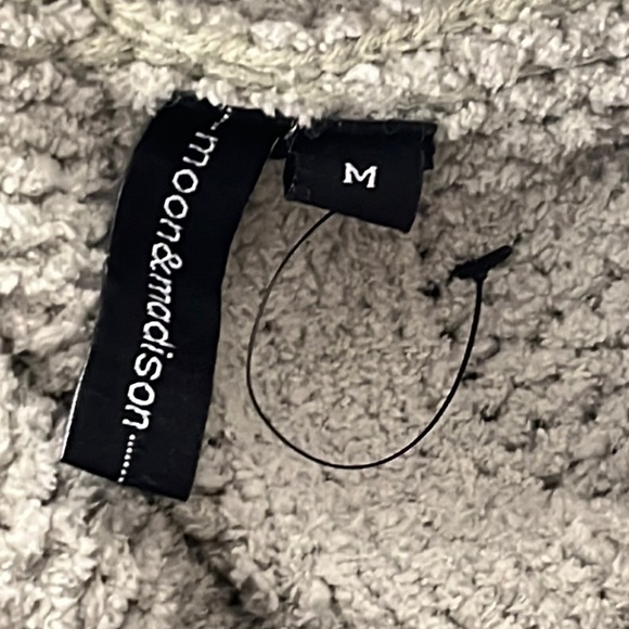 Moon and Madison cowl neck cropped sweater size M - Picture 5 of 10